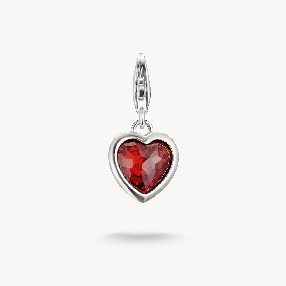 Charm-hängsmycke med röd, hjärtslipad sten, silver