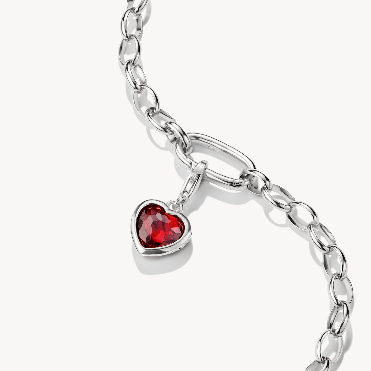 Charm-hängsmycke med röd, hjärtslipad sten, silver - Bild 2